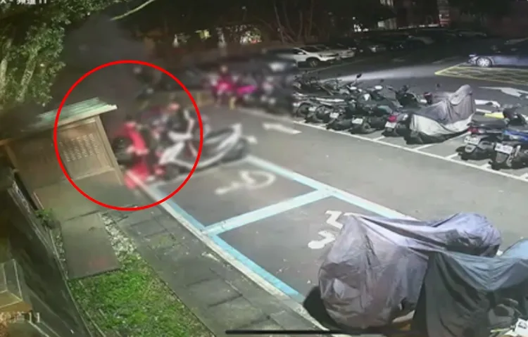 國中屁孩把鞭炮丟入收費亭。翻攝畫面