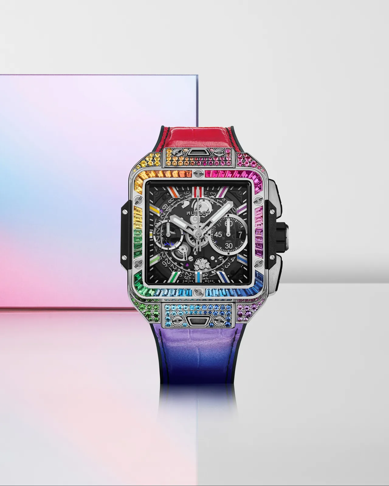 HUBLOT Square Bang Unico彩虹寶石計時碼錶鈦金款,42mm,拋光鈦金屬錶殼,藍寶石水晶霧黑鏤空錶面,彩色鱷魚皮內襯黑色天然橡膠錶帶,UNICO自動上鍊飛返計時機芯,動力儲存72小時,防水深度100米,235萬5000元。品牌提供