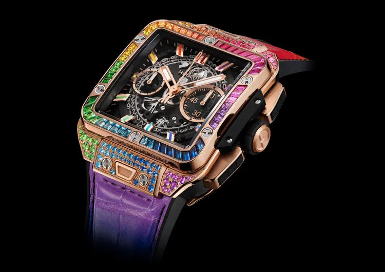 HUBLOT Square Bang Unico彩虹寶石計時碼錶，光是錶圈就有50顆梯形切割寶石，錶殼另鑲嵌有94顆明亮式切割彩色寶石，此圖為皇金款。品牌提供