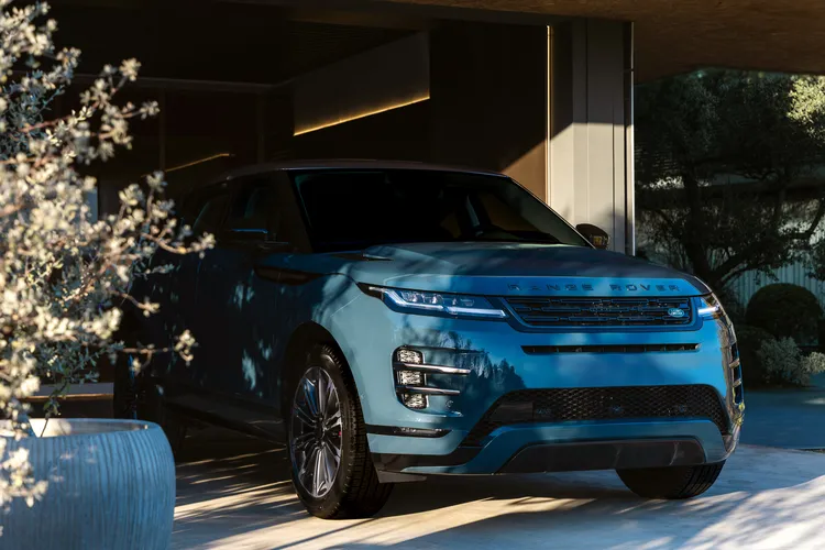 小改款Range Rover Evoque車頭換上家族式設計的水箱護罩，車身設計並承襲Range Rover品牌一脈的經典設計元素。原廠照片