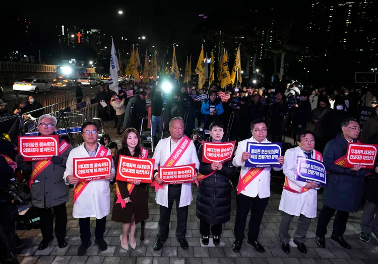韓國醫界抗議政府醫療政策。美聯社