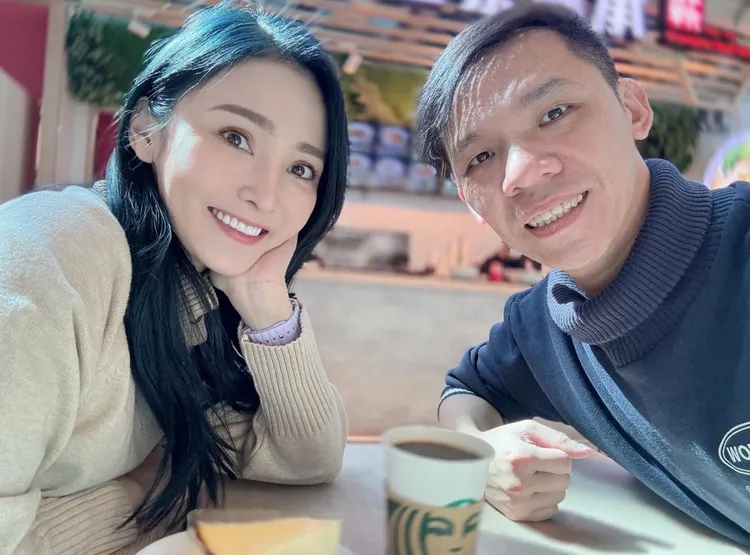 陳子玄（左）去年再婚，找到幸福。翻攝陳子玄臉書