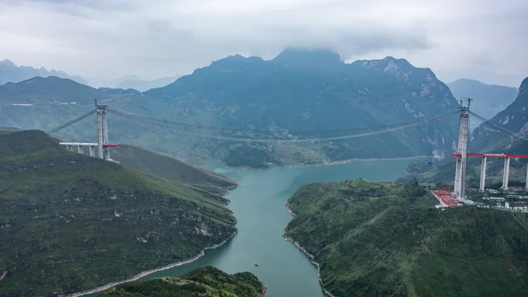 貴州六盤水市納晴高速白水河大橋；非馬藝珈伊承包工程。新華社