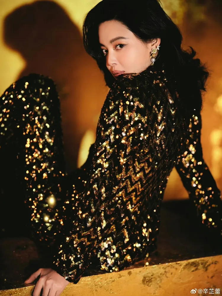 辛芷蕾拍《繁花》時不斷回眸到背都抽筋。翻攝辛芷蕾微博