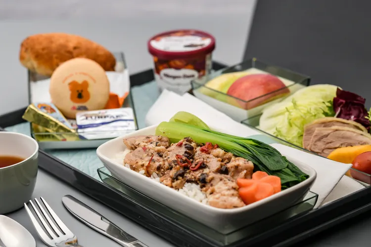 歐美航線豪華經濟艙主菜為頤宮主廚私房料理設計「豆豉蒸肉排煲仔飯」。業者提供