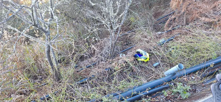 搜救人員下切120公尺搜尋到傷者。翻攝畫面