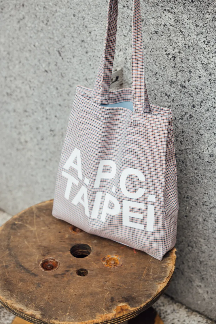 A.P.C. TAIPEI獨家限定城市Tote托特包。品牌提供