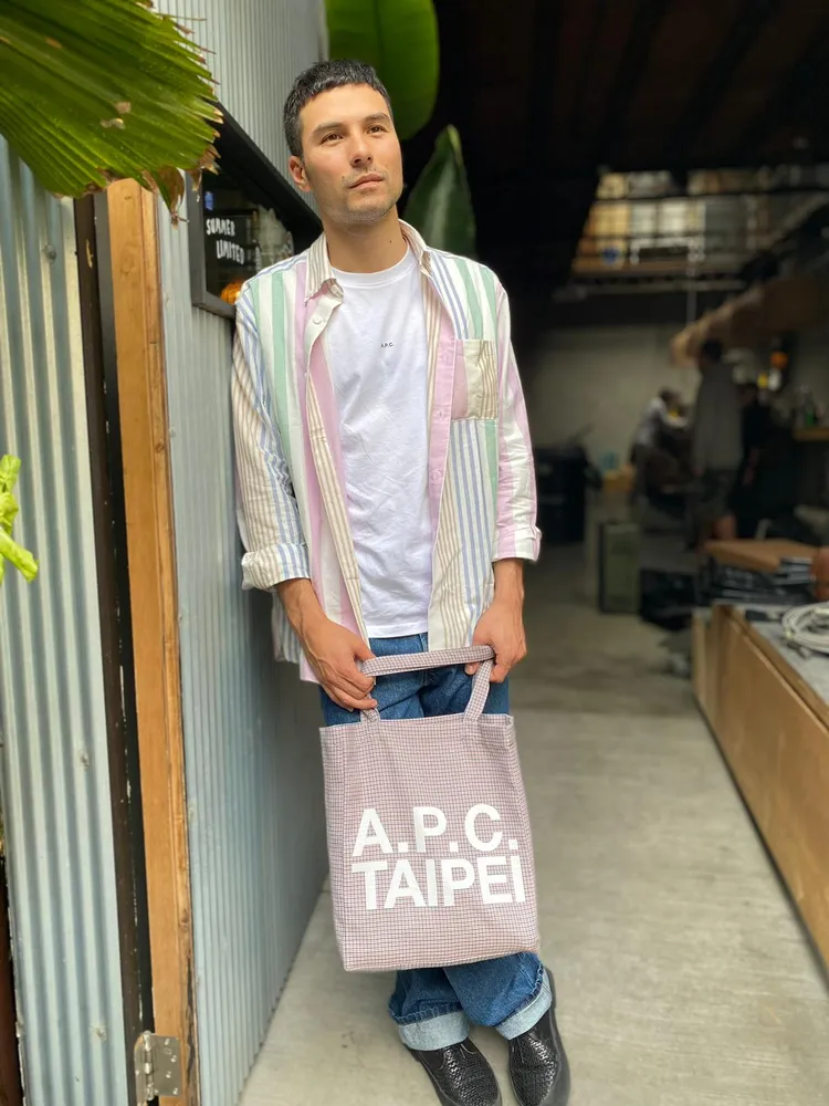 鳳小岳拿上A.P.C. TAIPEI獨家限定城市Tote托特包。品牌提供