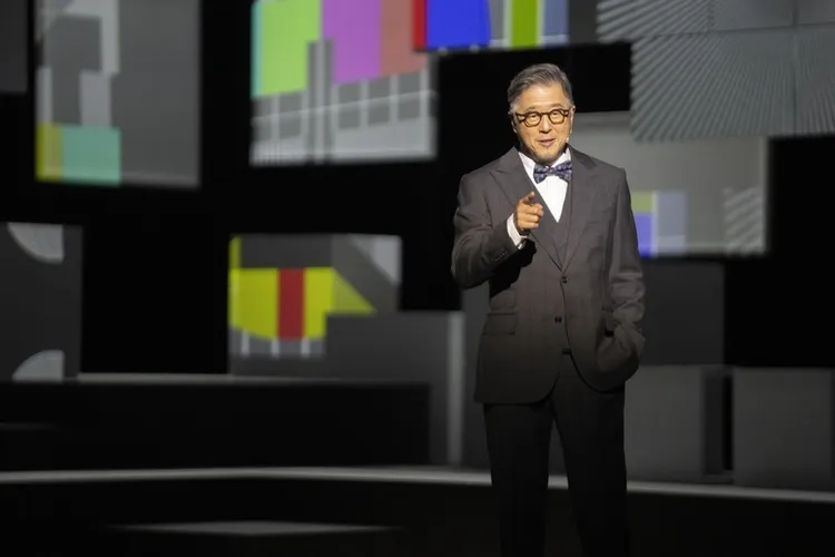 由「綜藝教父」王偉忠主演、製作的舞台劇「謝謝大家收看」5月及12月將二度巡演，全劇融合親情、友情、愛情，描寫王偉忠當年上台北闖蕩電視圈的歷程與心情，是他這名「電視老兵」對觀眾的告白。中央社（金星文創提供）
