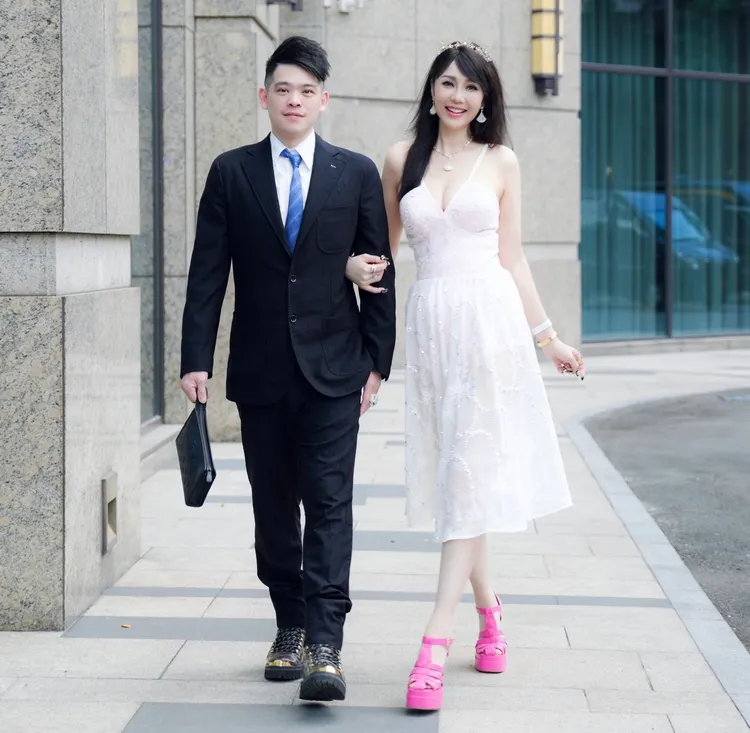 黃景裕（左）和桃子愛得高調。法鬥文創提供