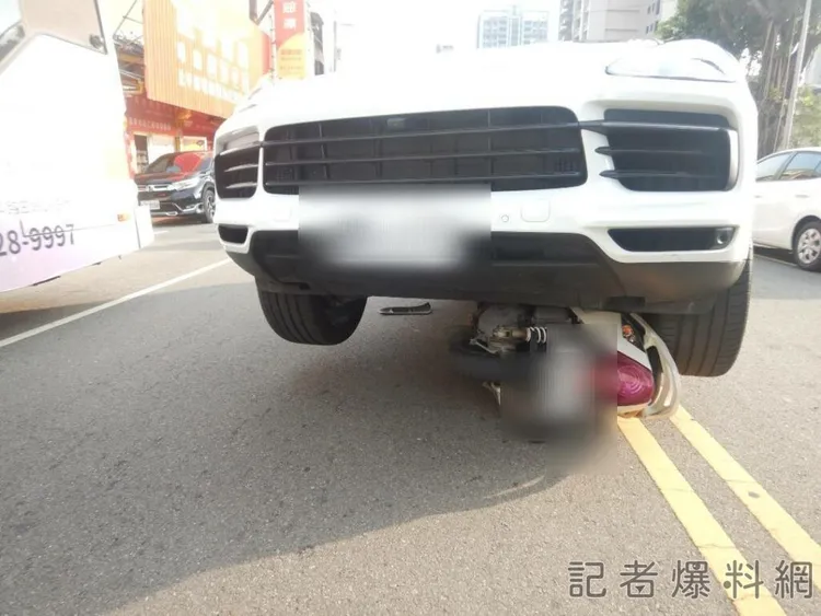 保時捷「騎」上機車。翻攝自記者爆料網
