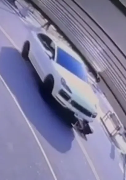 保時捷「吞」機車。翻攝自記者爆料網