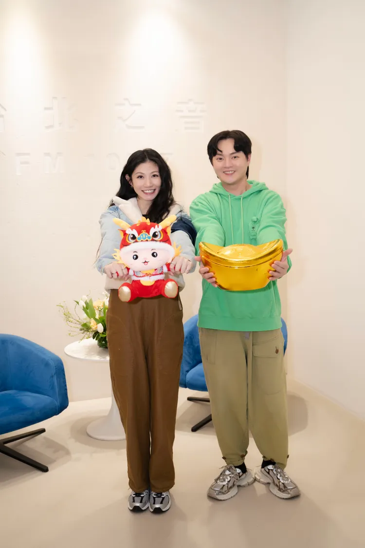 李千娜（左）和許富凱向大家拜年。Hit Fm聯播網提供