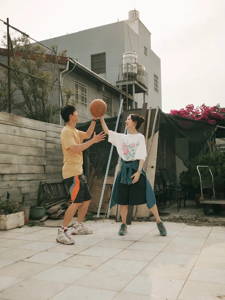 許光漢（左）和清原果耶甜蜜互動。翻滾吧男孩電影有限公司提供