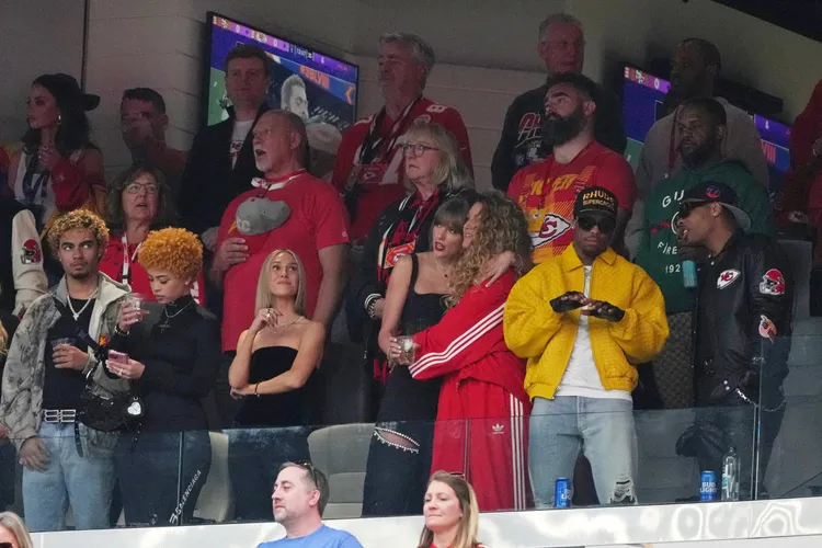 泰勒絲摟著身旁的「花邊教主」布蕾克萊芙莉。路透社