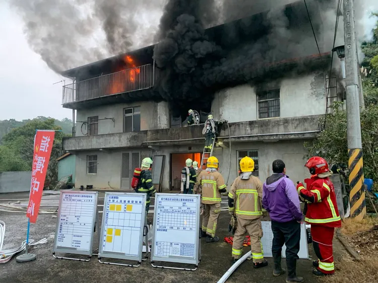 警消到場搶救。新竹縣消防局提供