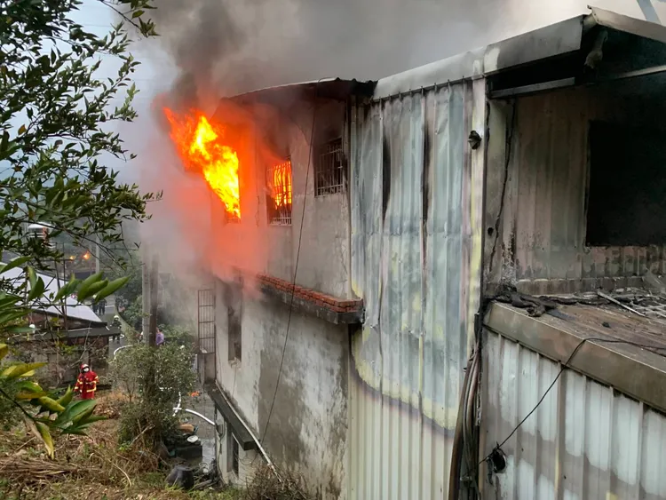 火舌竄出。新竹縣消防局提供