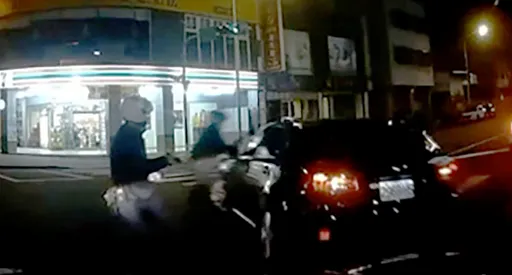 台中槍響！通緝犯開車撞警脫逃　30歲警員腿骨折