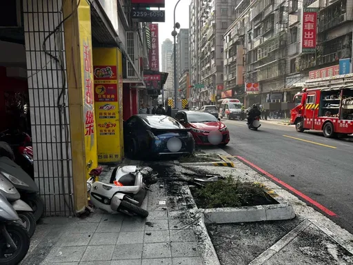駕日產百萬轎跑車衝上人行道「買彩券」　撞柱狂冒白煙！1騎士遭撞受傷