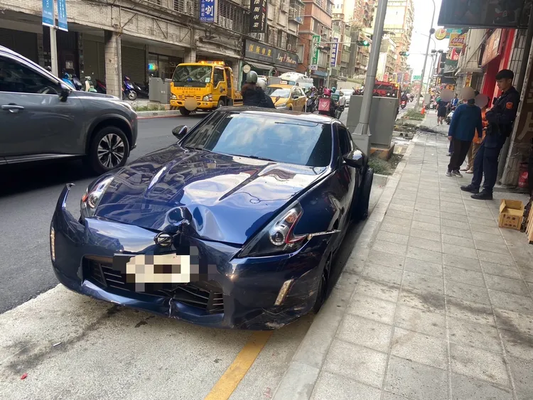 百萬轎跑車失控衝上人行道冒白煙，消防員拉水線滅火。翻攝畫面，