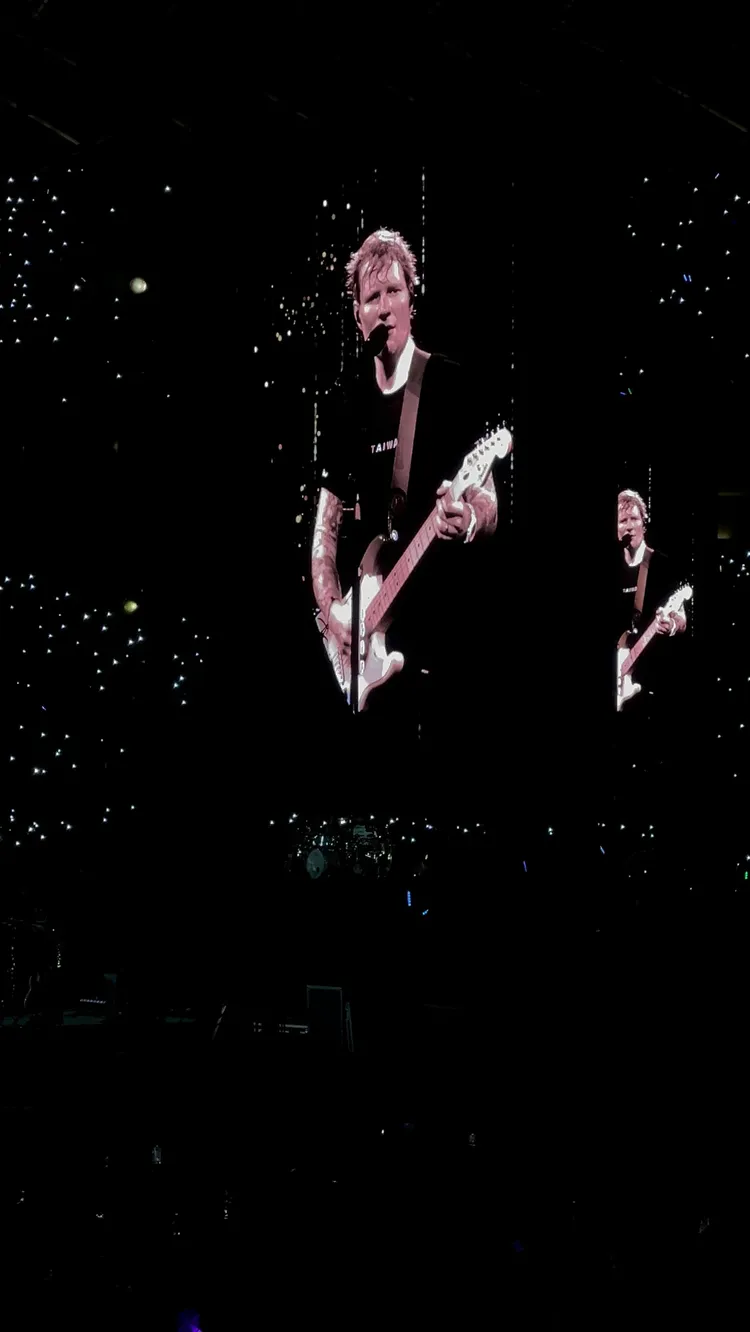 紅髮艾德一連唱了26首歌，表演快2個半小時。讀者提供