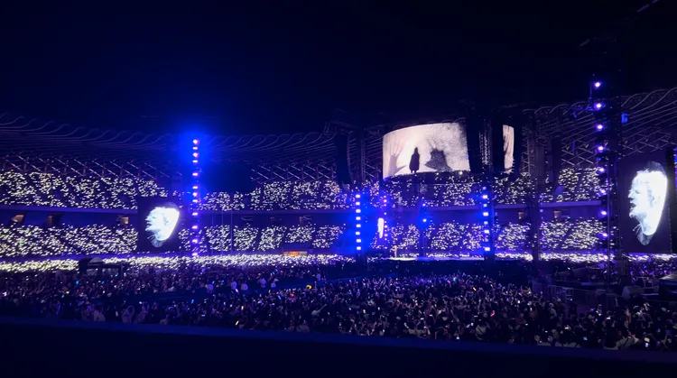 紅髮艾德今晚在高雄國家體育場開唱，吸引5.6萬人進場。讀者提供