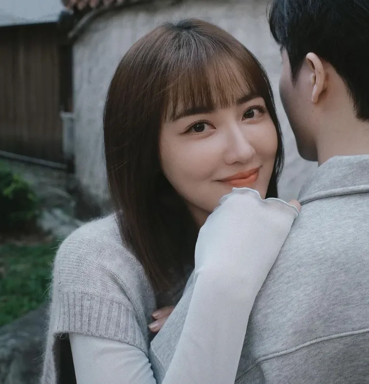 梁以辰甜倚男方肩膀，她說雙方情如姊弟。翻攝梁以辰IG
