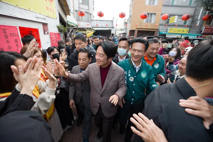 賴清德初一赴廟宇走春跟民眾同賀新年。府提供