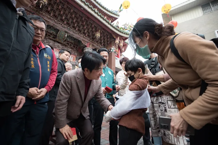 賴清德發放福袋給民眾。府提供