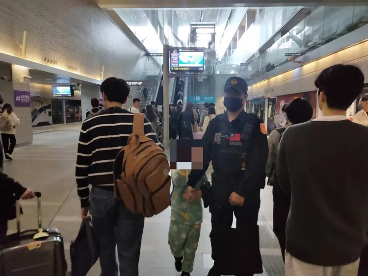 警員耐心陪伴走失的男童。桃園捷運警察隊提供