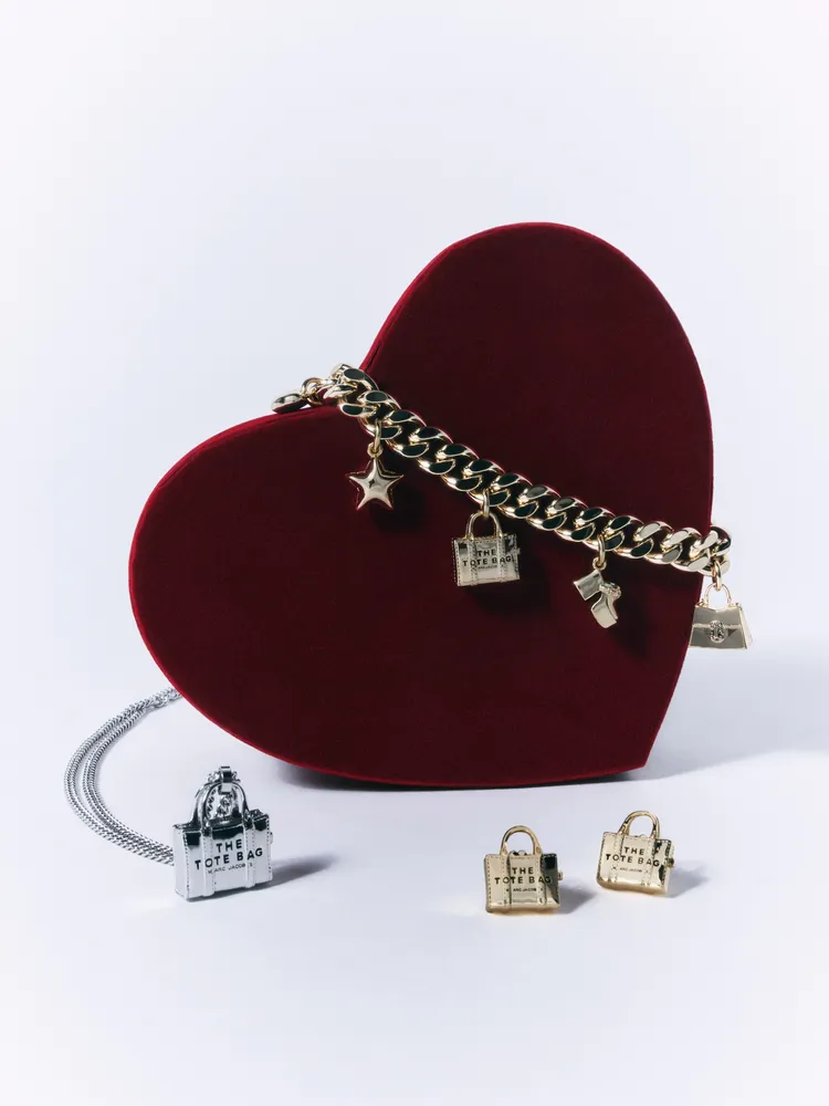 The Tote Bag托特包造型飾品項鍊4390元、耳環5890元、吊飾手鍊5990元。品牌提供