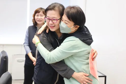 台糖瘦肉精爭議引中央、地方對立!結果出爐 盧秀燕給同仁催淚擁抱