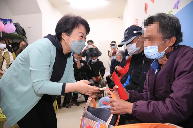 盧秀燕慰問街友。受訪時為第一線食安同仁抱屈。中市府提供