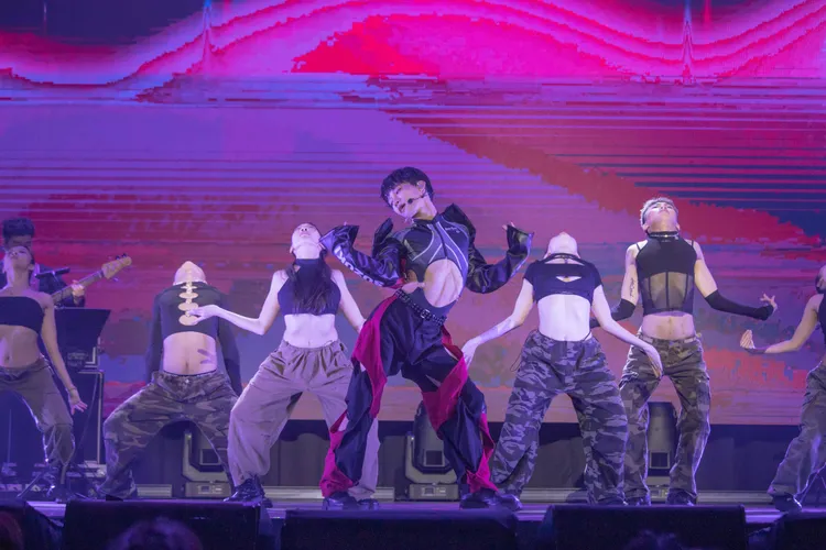 蔡朕大露腹肌。踢帕娛樂提供