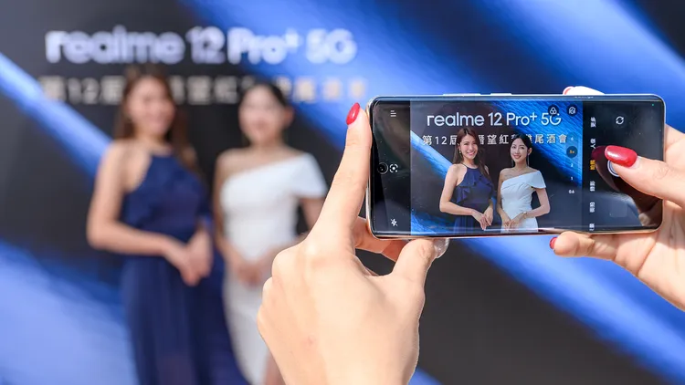 realme 12 Pro +配置旗艦雙主鏡頭，帶來堪比旗艦機的全焦段無損變焦攝影體驗。廠商提供