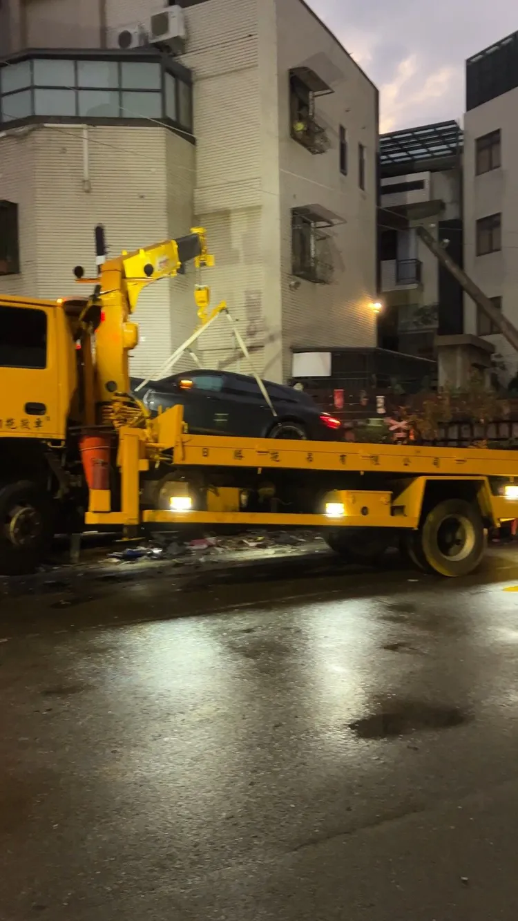 拖吊車試圖吊離噴飛車頂的保時捷休旅車。翻攝自抖音bankoppa168