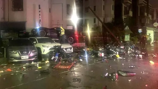 保時捷「凱燕」起飛了!除夕KO電線桿撞爆14車 還噴上車頂居民嚇爛