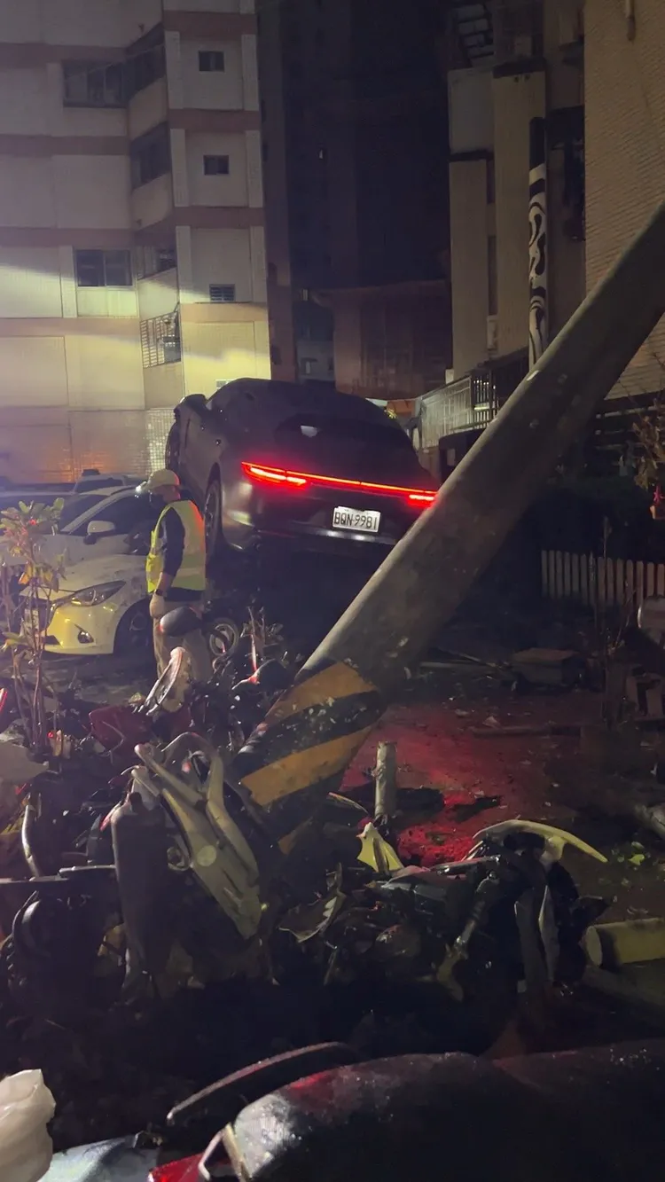 黑色保時捷「凱燕」起飛，噴到其他車輛車頂。翻攝自抖音bankoppa168