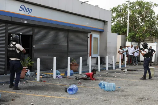 驚恐！男孩劫掠商店赫見4警槍口對著他　海地暴力動盪持續