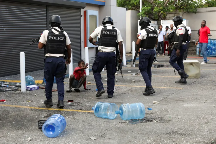 男童看似哀求警方。路透社