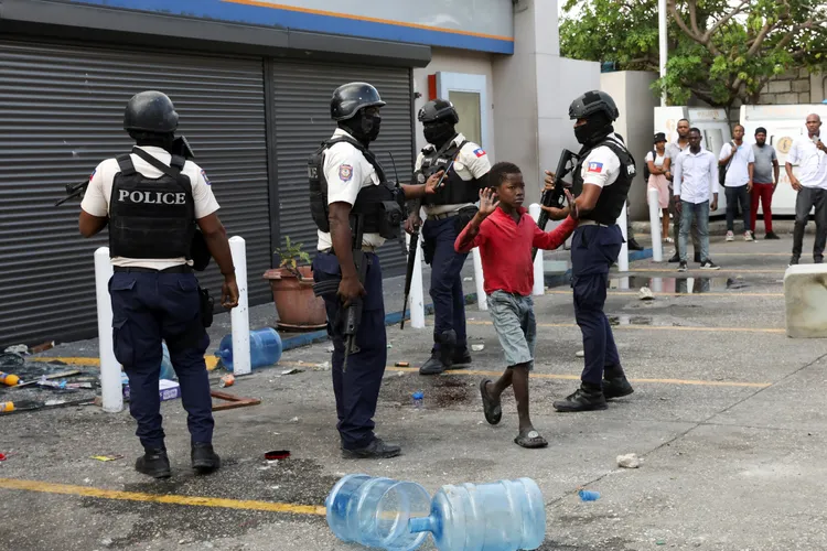 警方讓男童離開。路透社