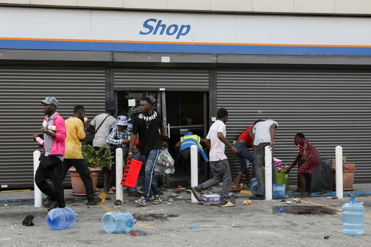 男童遇到警方的店，稍早遭大批民眾劫掠物資。路透社