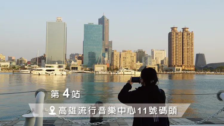 高雄流行音樂中心-11號碼頭(音浪堤岸)可拍攝到兩隻鴨，拍完可漫步到駁二逛市集。翻攝《高雄旅遊網》粉絲頁