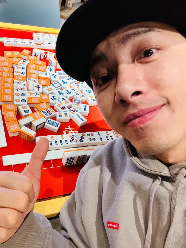 坤達過年與家人打牌。