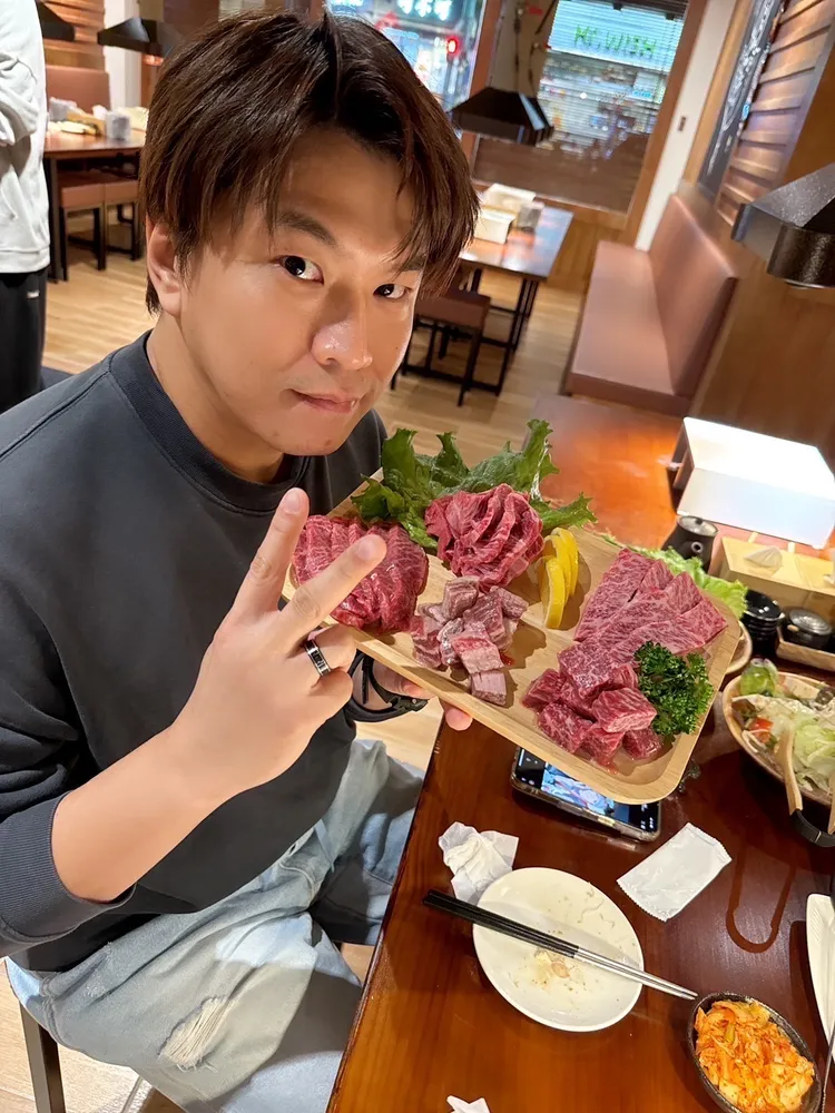 阿弟過年大啖美食。