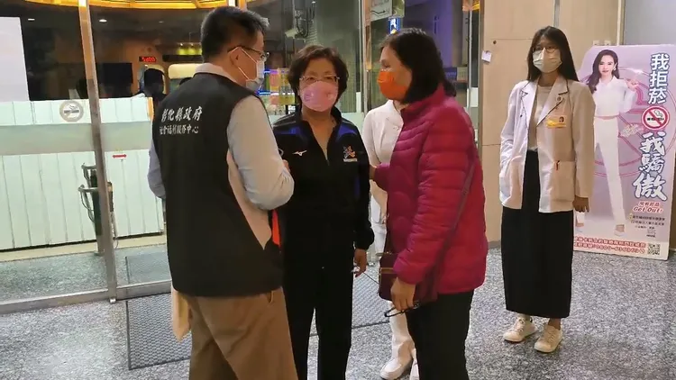 彰化縣長王惠美及社會處人員慰問3姊弟的家屬。縣府提供