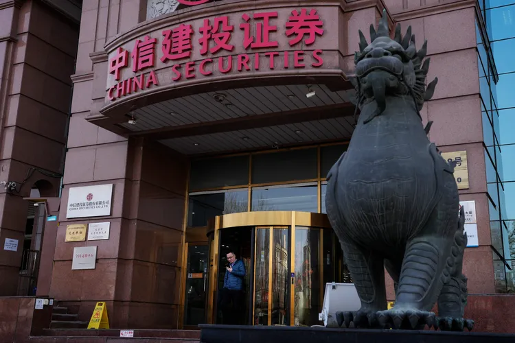 民眾走出北京一間股票交易所。美聯社