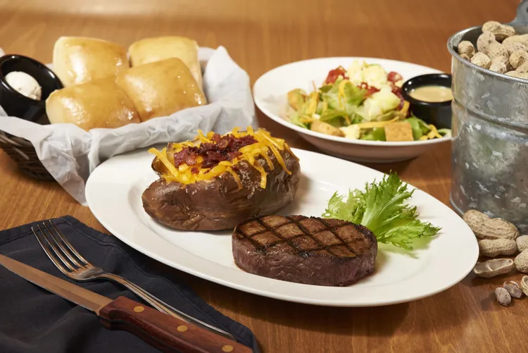 Texas Roadhouse最受歡迎的火烤德州牛排6oz. 原價700元降價只要500元。業者提供