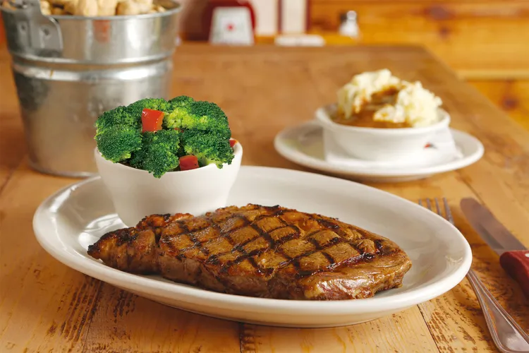 爽度超高、Q彈有嚼勁的肋眼牛排12oz.也只要1249元，還可任選一道新鮮配菜。業者提供