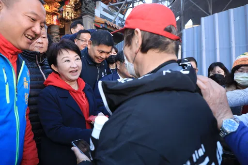 盧秀燕年初二到鎮瀾宮等3廟宇發紅包　民眾搶領沾喜氣